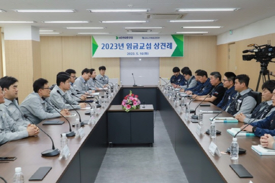 HD현대중공업 노사가 지난 5월 16일 울산 본사에서 임협상 상견례를 갖고 있다. HD현대중공업 제공